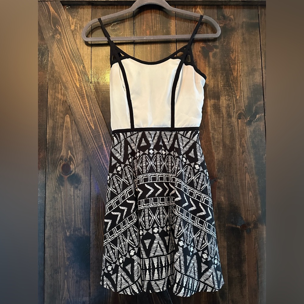 Zunie • size 3 black & white geo print mini dress y2k